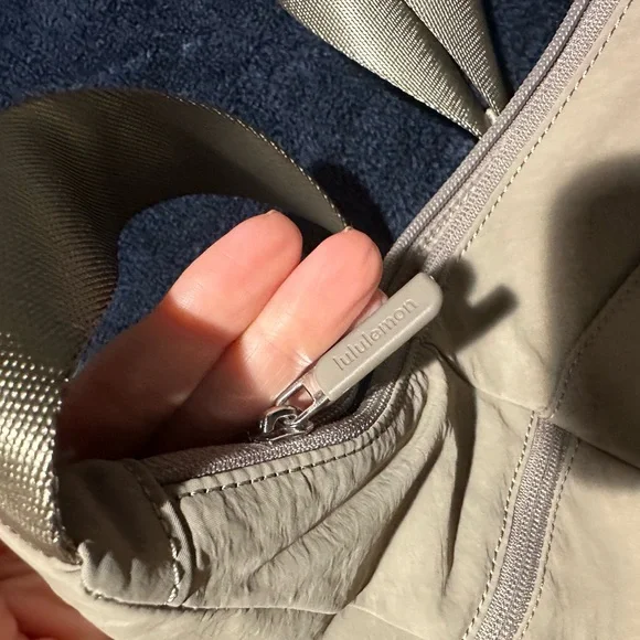 lululemon slouchy sling bag 6L in warm ash grey - Picture 6 of 15
